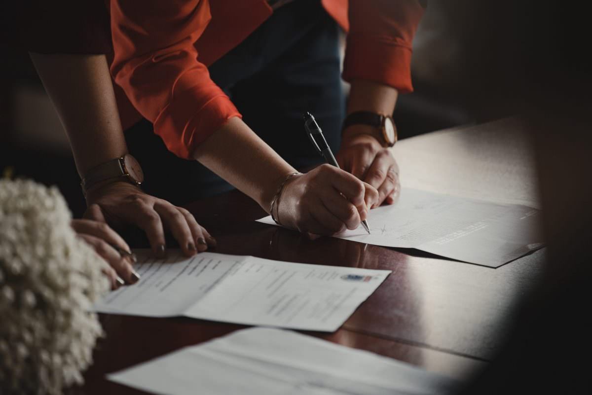 lady signing a conveyancing contract